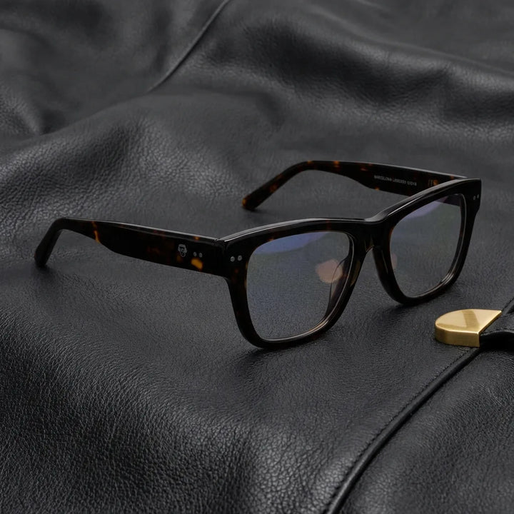 Lenses optical barcelona 1 tortoise sobre black leather with detalle brass gold calidad premium prescription bonoboss #editorial_banner_confianza #color_carey