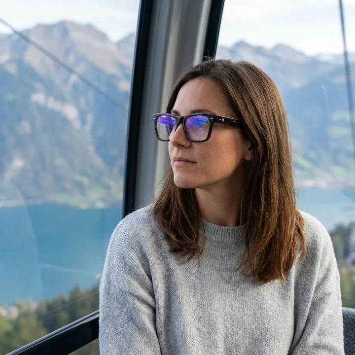 Lenses optical barcelona 1 clear women in terraza with vista panorámica bonoboss #editorial_lifestyle3 #color_transparente