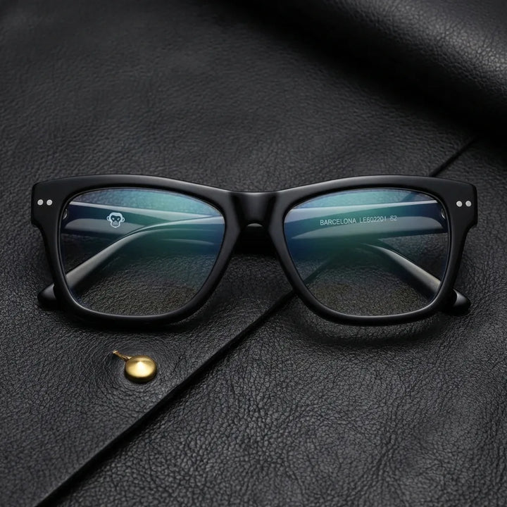 Lenses optical barcelona 1 black sobre black leather with detalle brass gold calidad premium prescription bonoboss #editorial_banner_confianza #color_negro