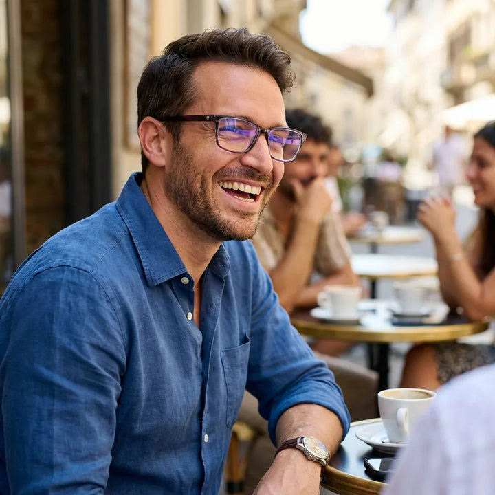 Lenses optical canelillo purple men in café with amigos ambiente social bonoboss #editorial_lifestyle1 #color_morado