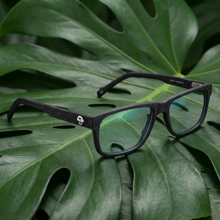 Lenses optical canelo black entre hojas botánicas naturales diseño sustainable bonoboss #editorial_sustentabilidad #color_black