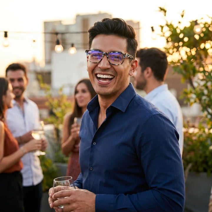 Lenses optical canelo blue men in café with amigos ambiente social bonoboss #editorial_lifestyle2 #color_blue