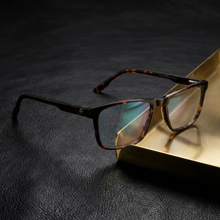 Lenses optical canelo tortoise sobre black leather with detalle brass gold calidad premium prescription bonoboss #editorial_banner_confianza #color_carey