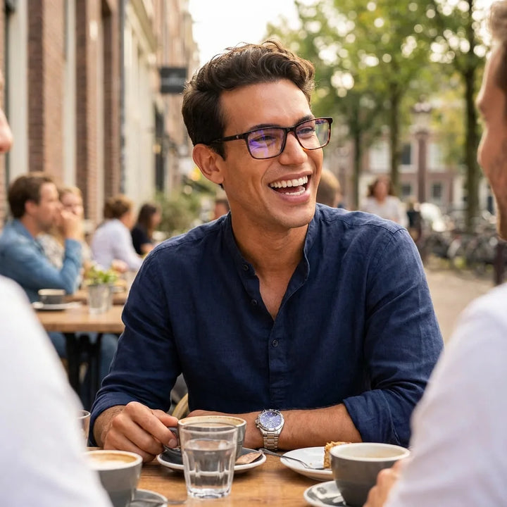 Lenses optical canelo tortoise men in café with amigos ambiente social bonoboss #editorial_lifestyle2 #color_carey