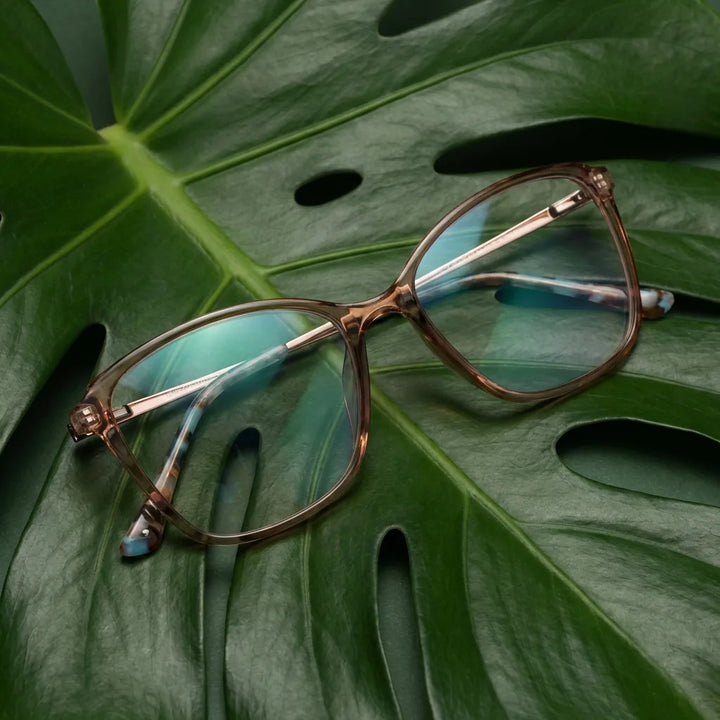 Lenses optical carolina champagne entre hojas botánicas naturales diseño sustainable bonoboss #editorial_sustentabilidad #color_champagne