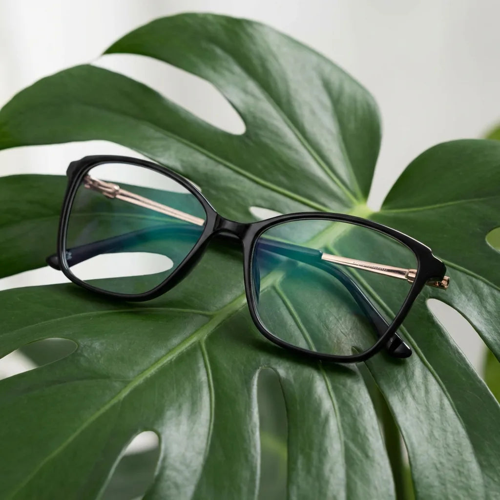 Lenses optical carolina black entre hojas botánicas naturales diseño sustainable bonoboss #editorial_sustentabilidad #color_negro