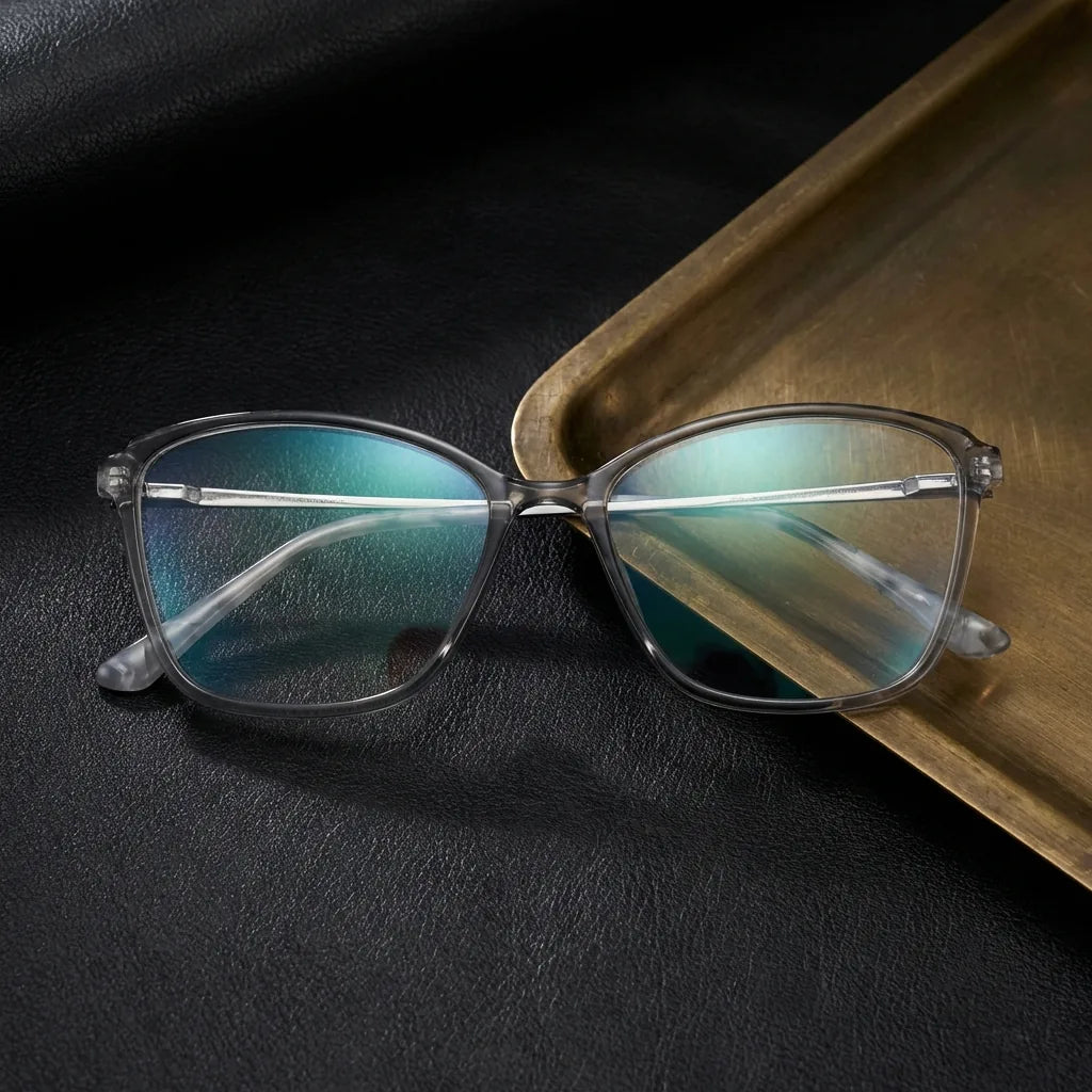 Lenses optical carolina clear sobre black leather with detalle brass gold calidad premium prescription bonoboss #editorial_banner_confianza #color_transparente
