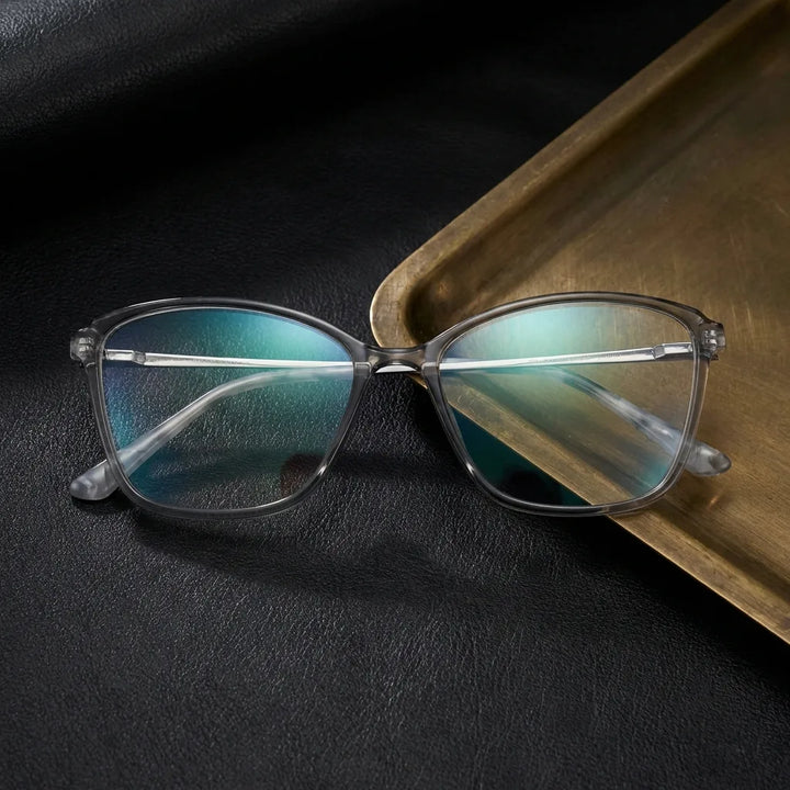 Lenses optical carolina clear sobre black leather with detalle brass gold calidad premium prescription bonoboss #editorial_banner_confianza #color_transparente