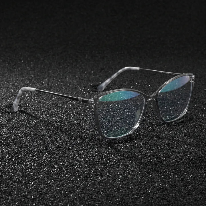 Lenses optical carolina clear sobre arena volcánica texturizada diseño sustainable bonoboss #editorial_sustentabilidad #color_transparente