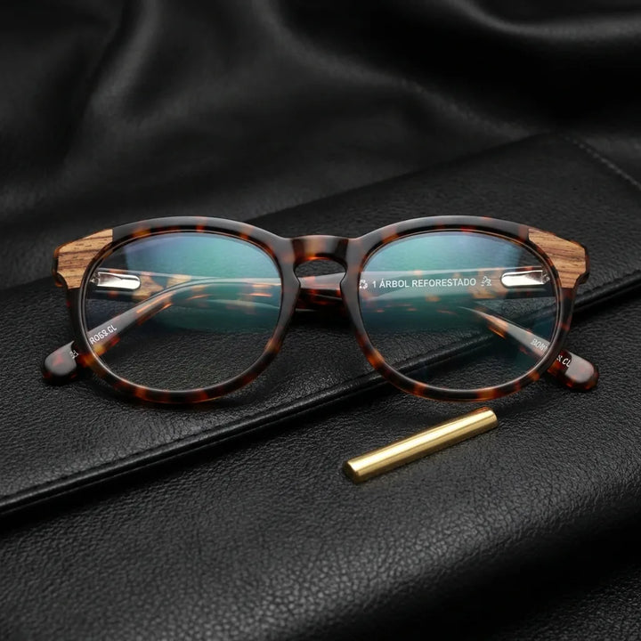 Lenses optical chiloe 0084 optical tortoise sobre black leather with detalle brass gold calidad premium prescription bonoboss #editorial_banner_confianza #color_carey