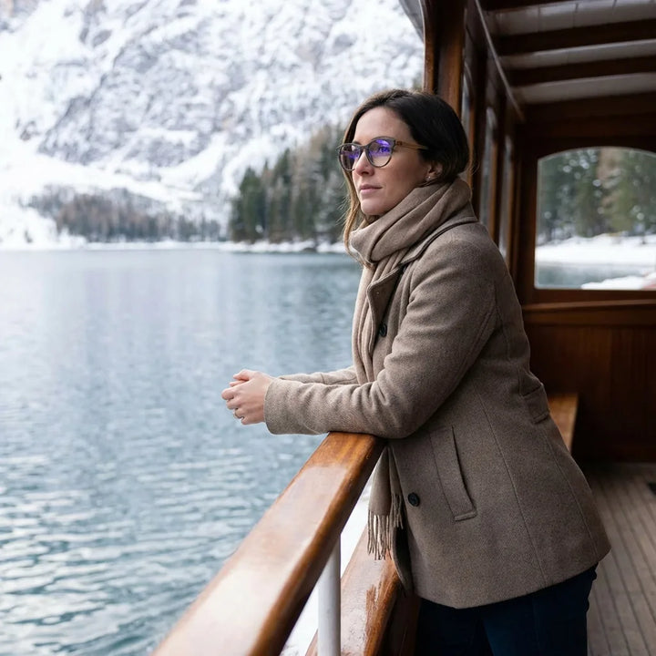 Lenses optical chiloe gray modelo in barco lago with bosque nevado bonoboss #editorial_lifestyle1 #color_gris