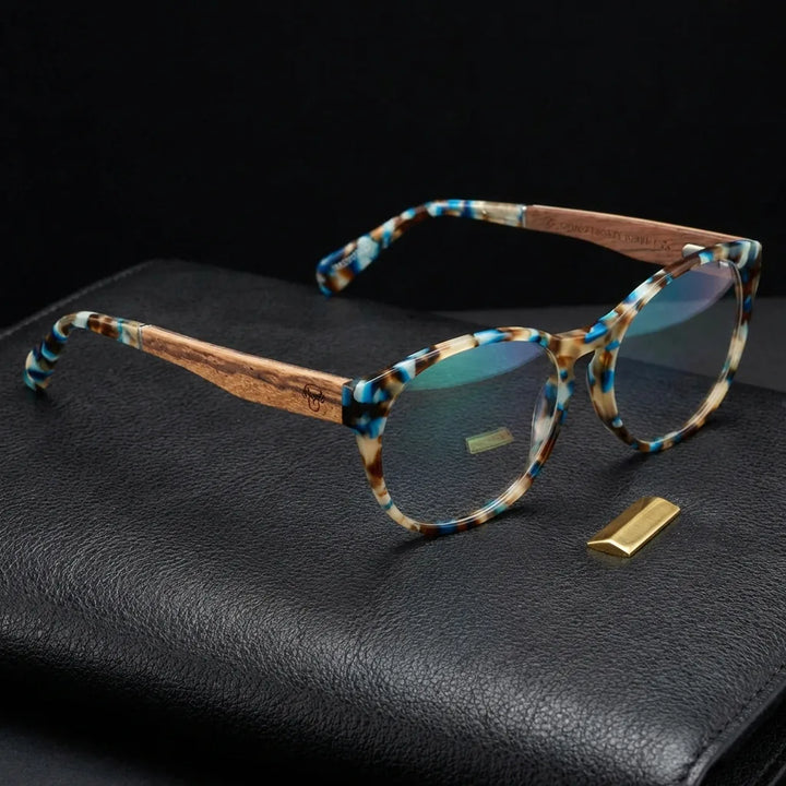 Lenses optical chiloe 111 blue sobre black leather with detalle brass gold frame premium bonoboss #editorial_armazon #color_blue