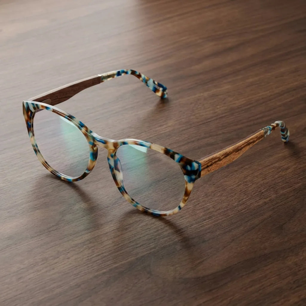 Lenses optical chiloe 111 blue sobre escritorio wooden premium calidad premium prescription bonoboss #editorial_banner_confianza #color_blue