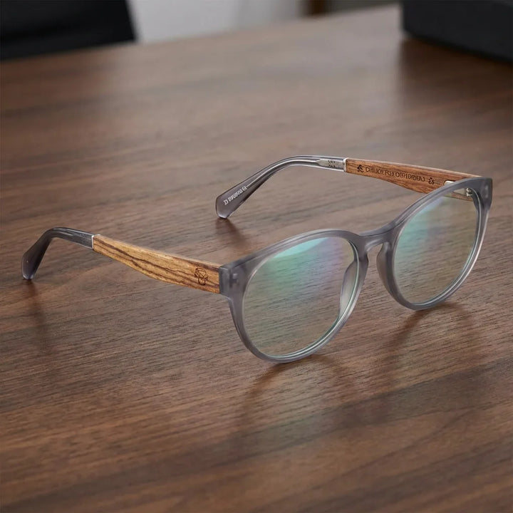 Lenses optical chiloe 111 clear sobre escritorio wooden premium frame premium bonoboss #editorial_armazon #color_transparente