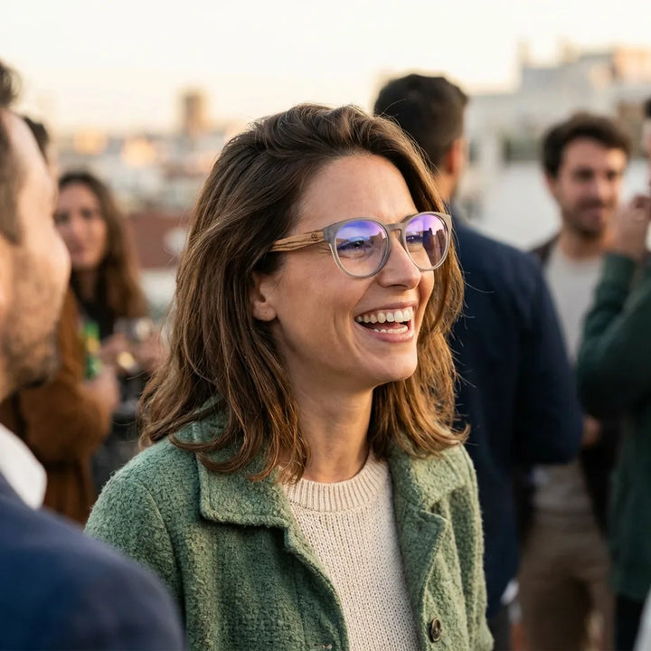 Lenses optical chiloe 111 clear modelo in contexto social urbano profesional bonoboss #editorial_lifestyle3 #color_transparente