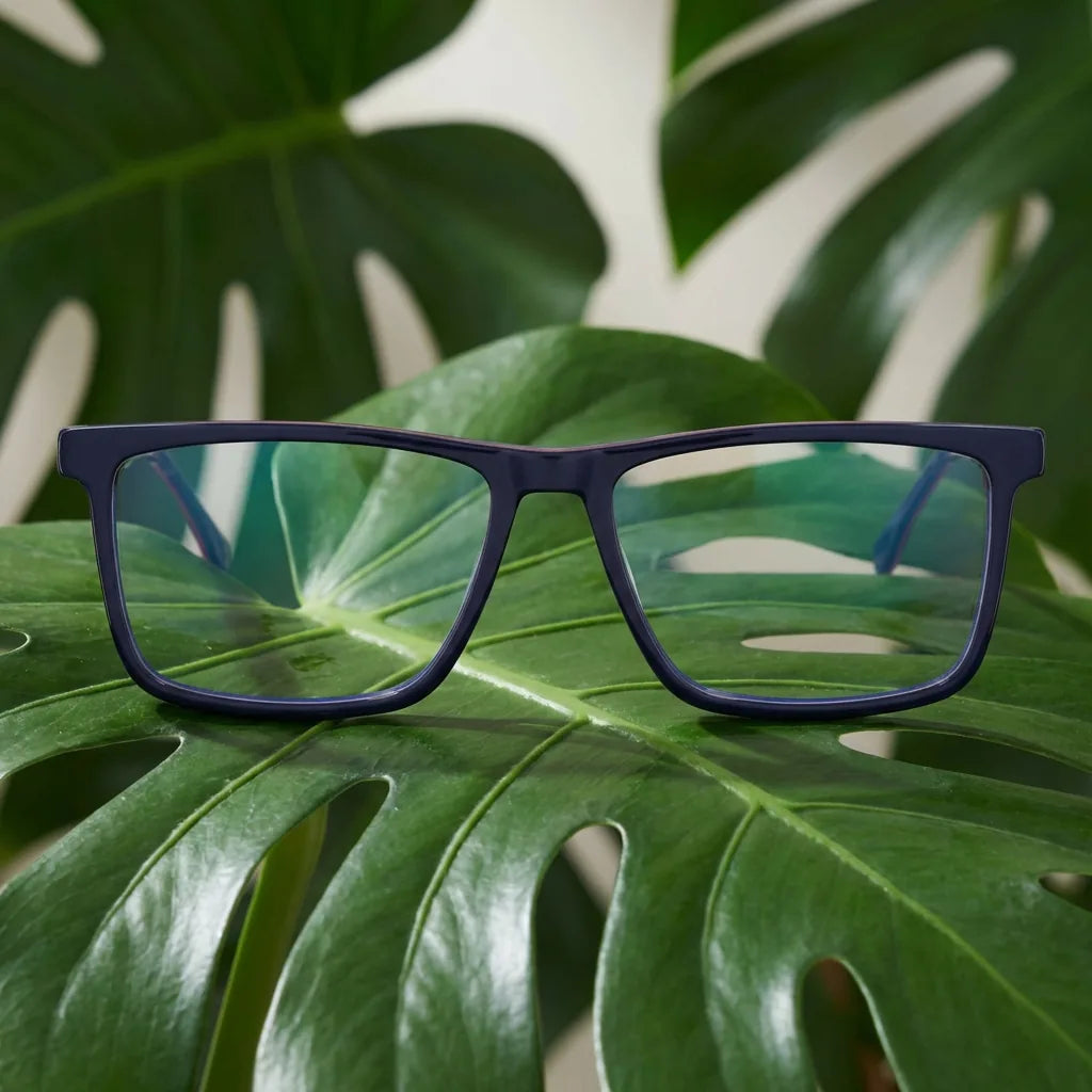 Lenses optical condor blue entre hojas botánicas naturales diseño sustainable bonoboss #editorial_sustentabilidad #color_azul