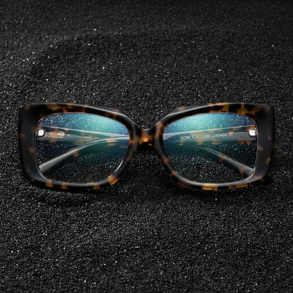 Lenses optical domi tortoise sobre arena volcánica texturizada diseño sustainable bonoboss #editorial_sustentabilidad #color_carey