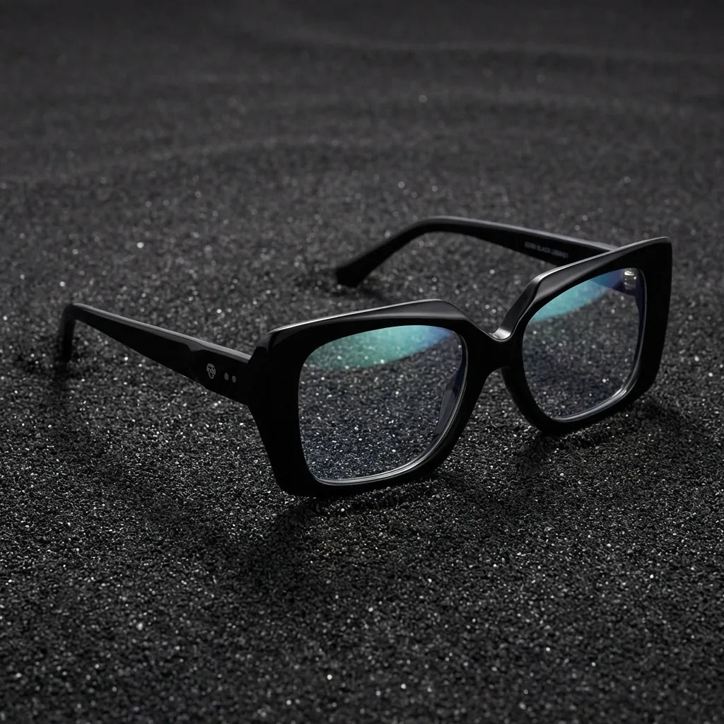 Lenses optical domi black sobre arena volcánica texturizada diseño sustainable bonoboss #editorial_sustentabilidad #color_negro