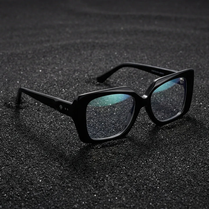 Lenses optical domi black sobre arena volcánica texturizada diseño sustainable bonoboss #editorial_sustentabilidad #color_negro