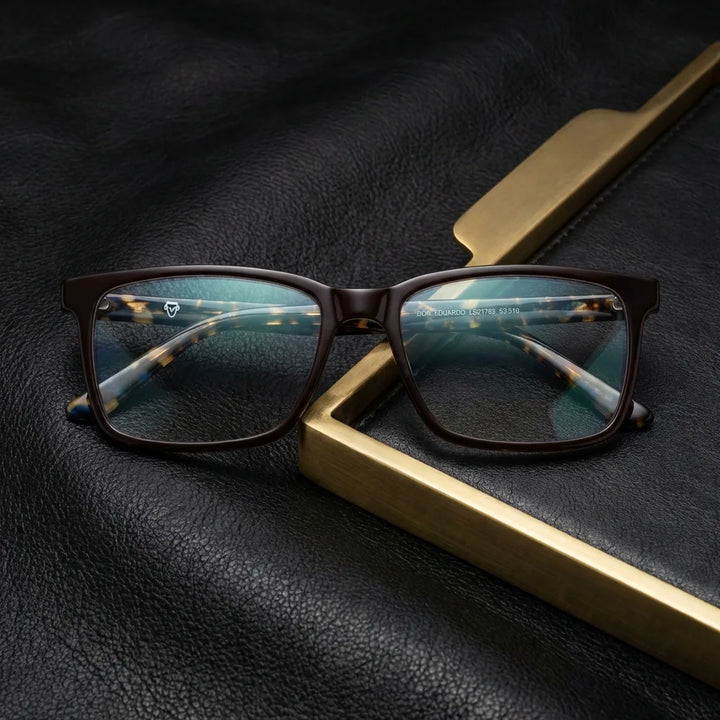 Lenses optical don eduardo brown sobre black leather with detalle brass gold calidad premium prescription bonoboss #editorial_banner_confianza #color_brown