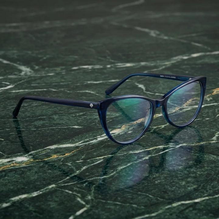 Lenses optical emily blue sobre mármol green natural diseño sustainable bonoboss #editorial_sustentabilidad #color_azul