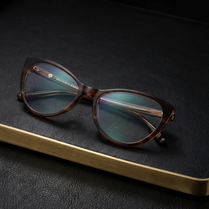 Lenses optical emily brown sobre black leather with detalle brass gold calidad premium prescription bonoboss #editorial_banner_confianza #color_brown