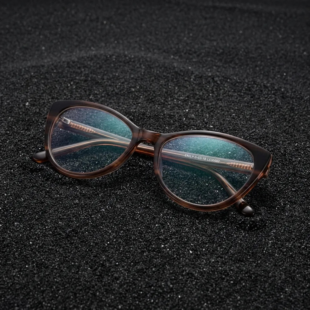 Lenses optical emily brown sobre arena volcánica texturizada diseño sustainable bonoboss #editorial_sustentabilidad #color_brown