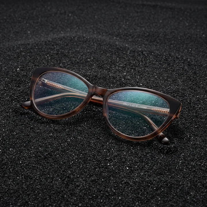 Lenses optical emily brown sobre arena volcánica texturizada diseño sustainable bonoboss #editorial_sustentabilidad #color_brown