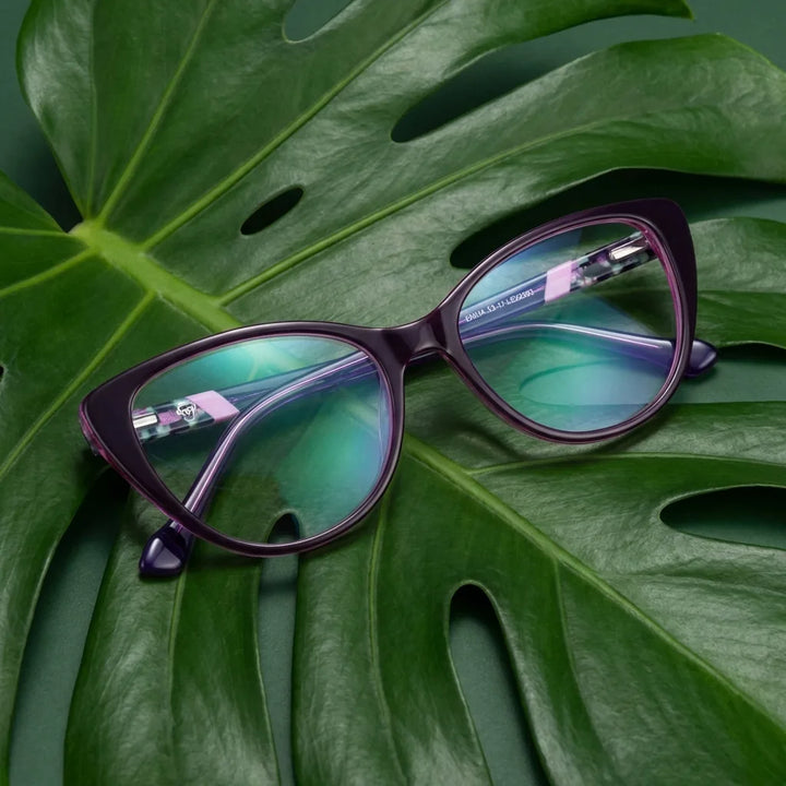 Lenses optical emma purple entre hojas botánicas naturales diseño sustainable bonoboss #editorial_sustentabilidad #color_morado