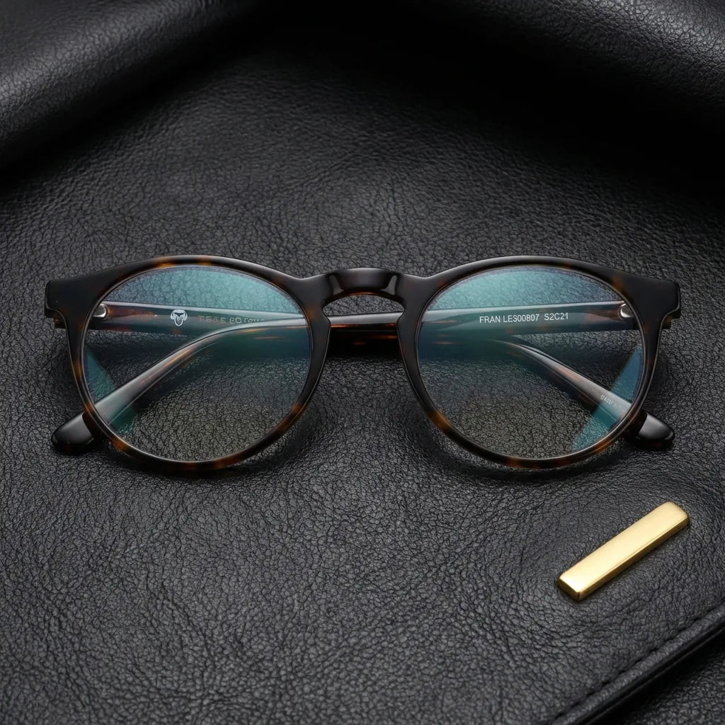 Lenses optical fran 1 tortoise sobre black leather with detalle brass gold calidad premium prescription bonoboss #editorial_banner_confianza #color_carey
