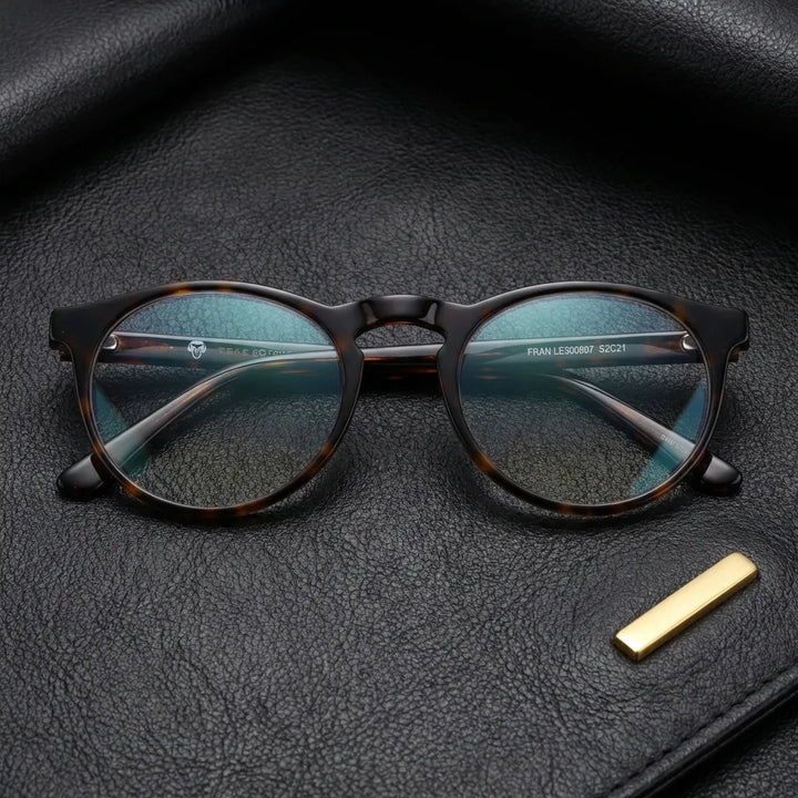 Lenses optical fran 1 tortoise sobre black leather with detalle brass gold calidad premium prescription bonoboss #editorial_banner_confianza #color_carey