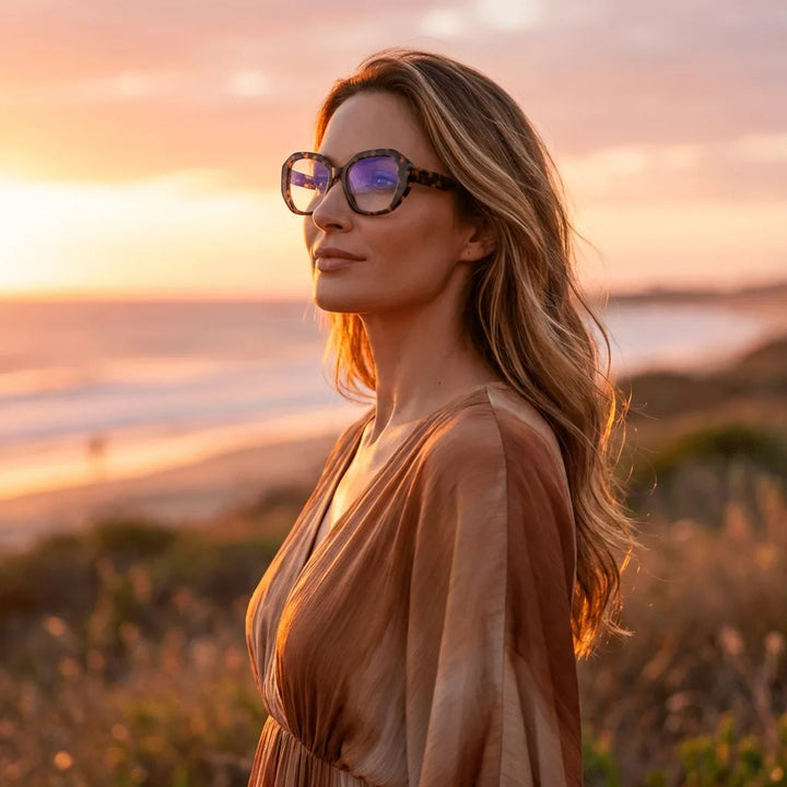 Anteojos Gaia en carey – con luz cálida de hora dorada, bio-acetato geométrico, diseño de Bonoboss #editorial_lifestyle2 #color_carey