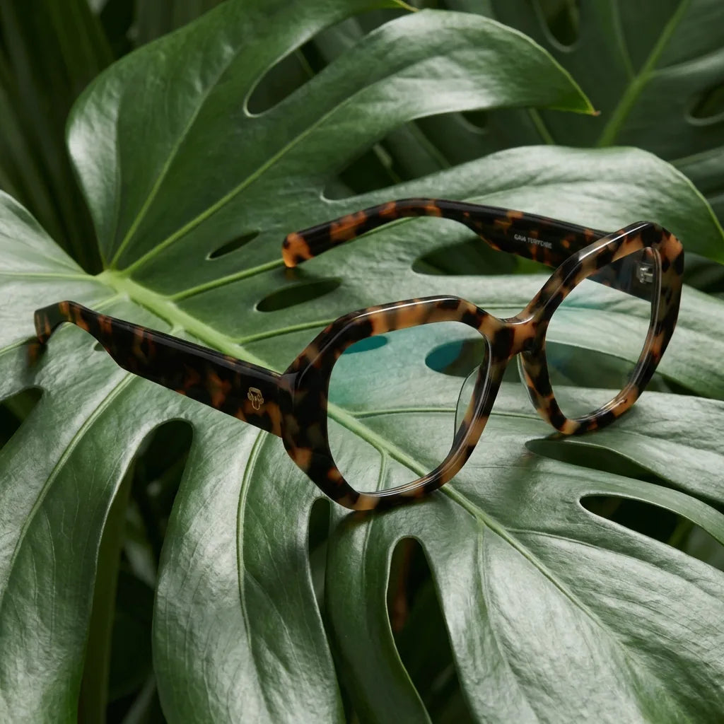 Lentes graduados Gaia en carey: con hojas botánicas de ambientación, bio-acetato geométrico #editorial_sustentabilidad #color_carey