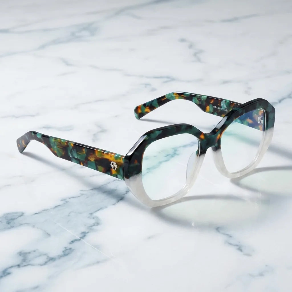 Armazón de lentes Gaia en verde: sobre una superficie de mármol, bio-acetato geométrico #editorial_armazon #color_green