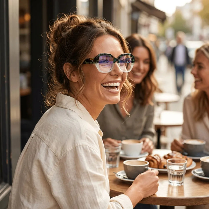 Gaia, anteojos color verde, bio-acetato geométrico – usado en un café relajado, diseño de Bonoboss #editorial_lifestyle1 #color_green