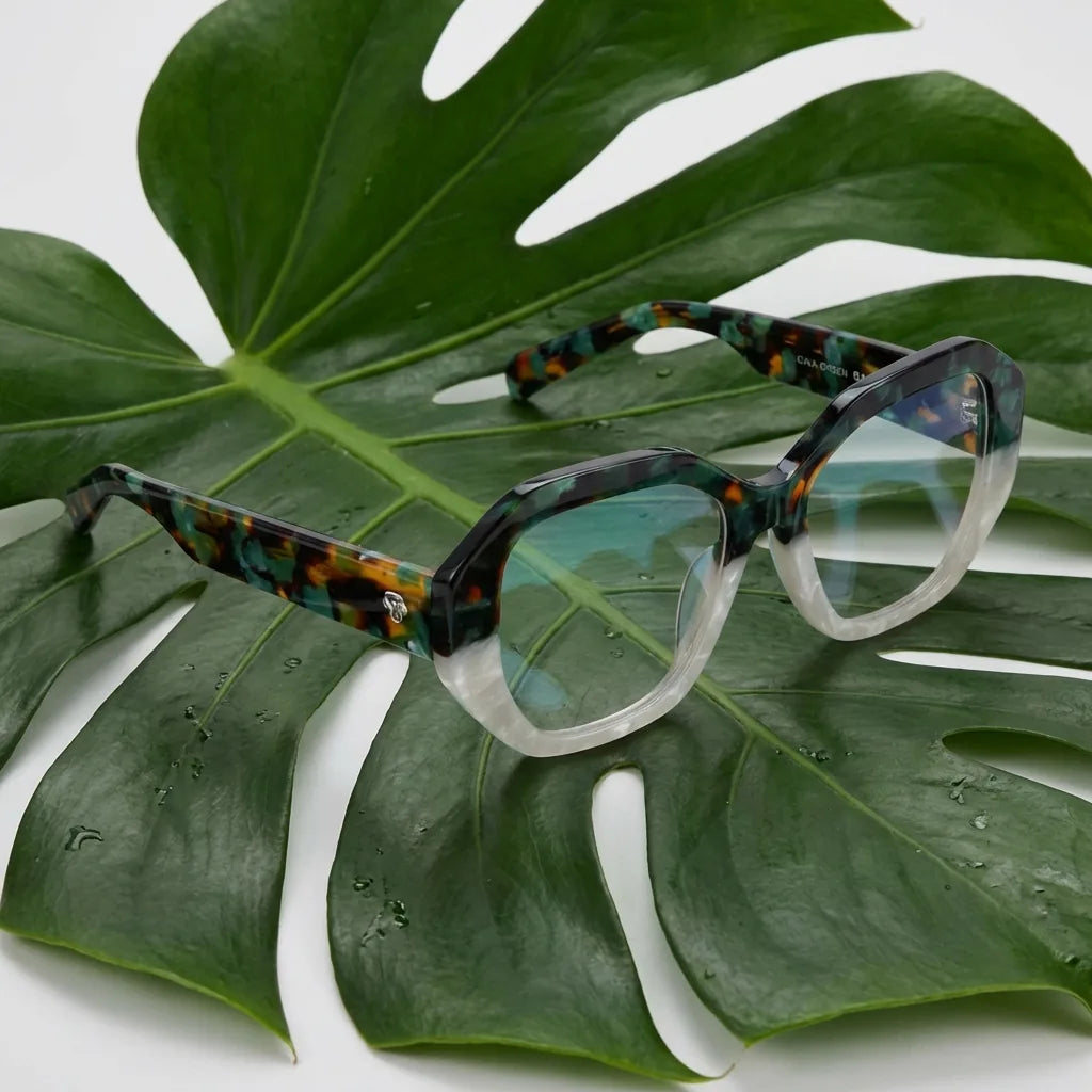 Entre hojas verdes naturales: armazón Gaia en verde, bio-acetato geométrico, diseño de Bonoboss #editorial_sustentabilidad #color_green