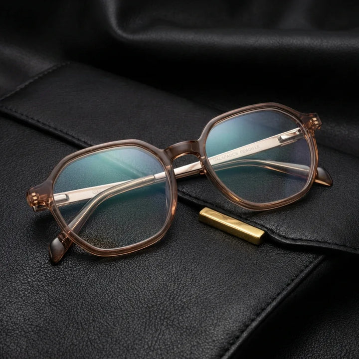 Lenses optical galapagos blonde crystal sobre black leather with detalle brass gold calidad premium prescription bonoboss #editorial_banner_confianza #color_blonde-crystal