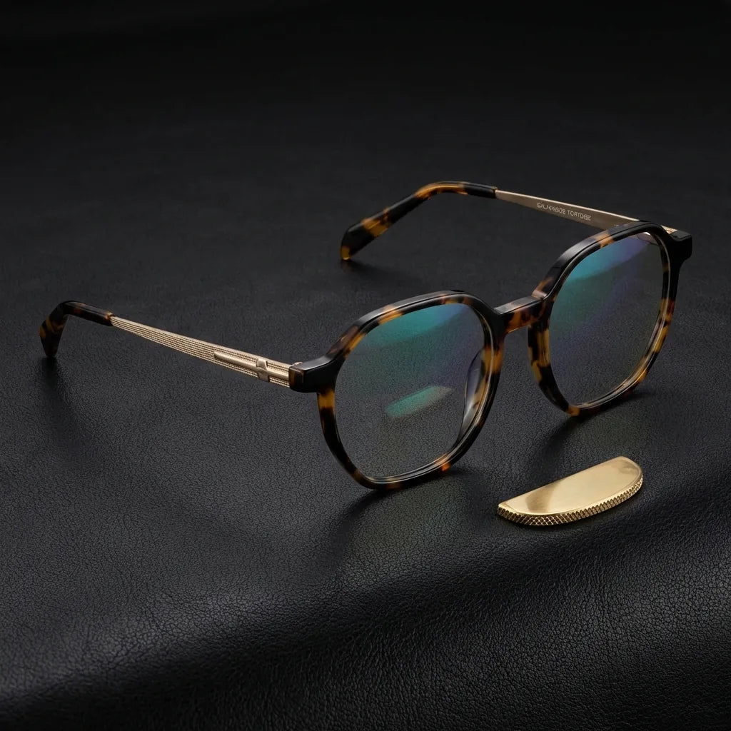 Lenses optical galapagos tortoise sobre black leather with detalle brass gold calidad premium prescription bonoboss #editorial_banner_confianza #color_carey