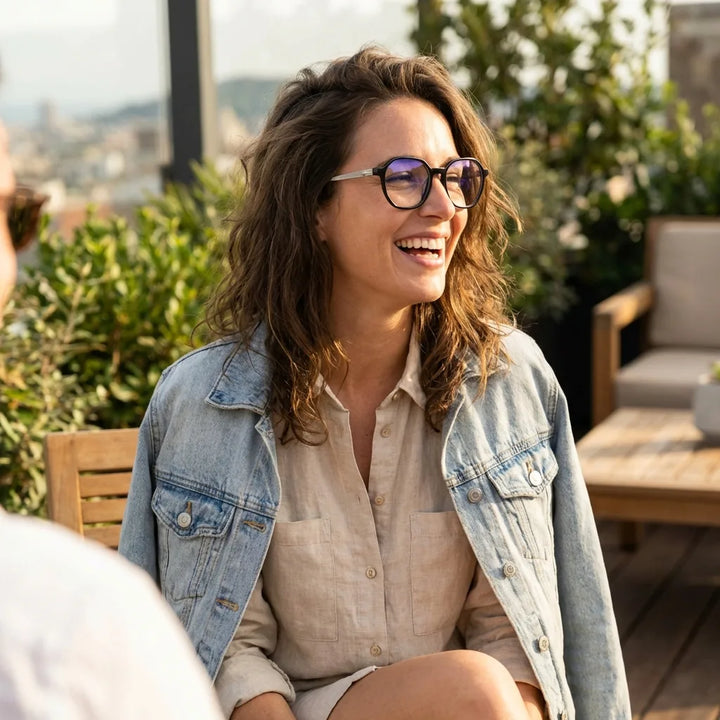 Lenses optical galapagos black women in terraza with vista panorámica bonoboss #editorial_lifestyle2 #color_negro