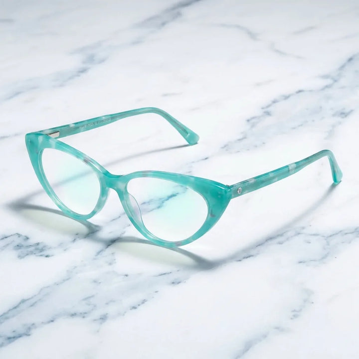 Lenses optical hamburgo black women relajada in piscina resort bonoboss #editorial_lifestyle4 #color_negro
