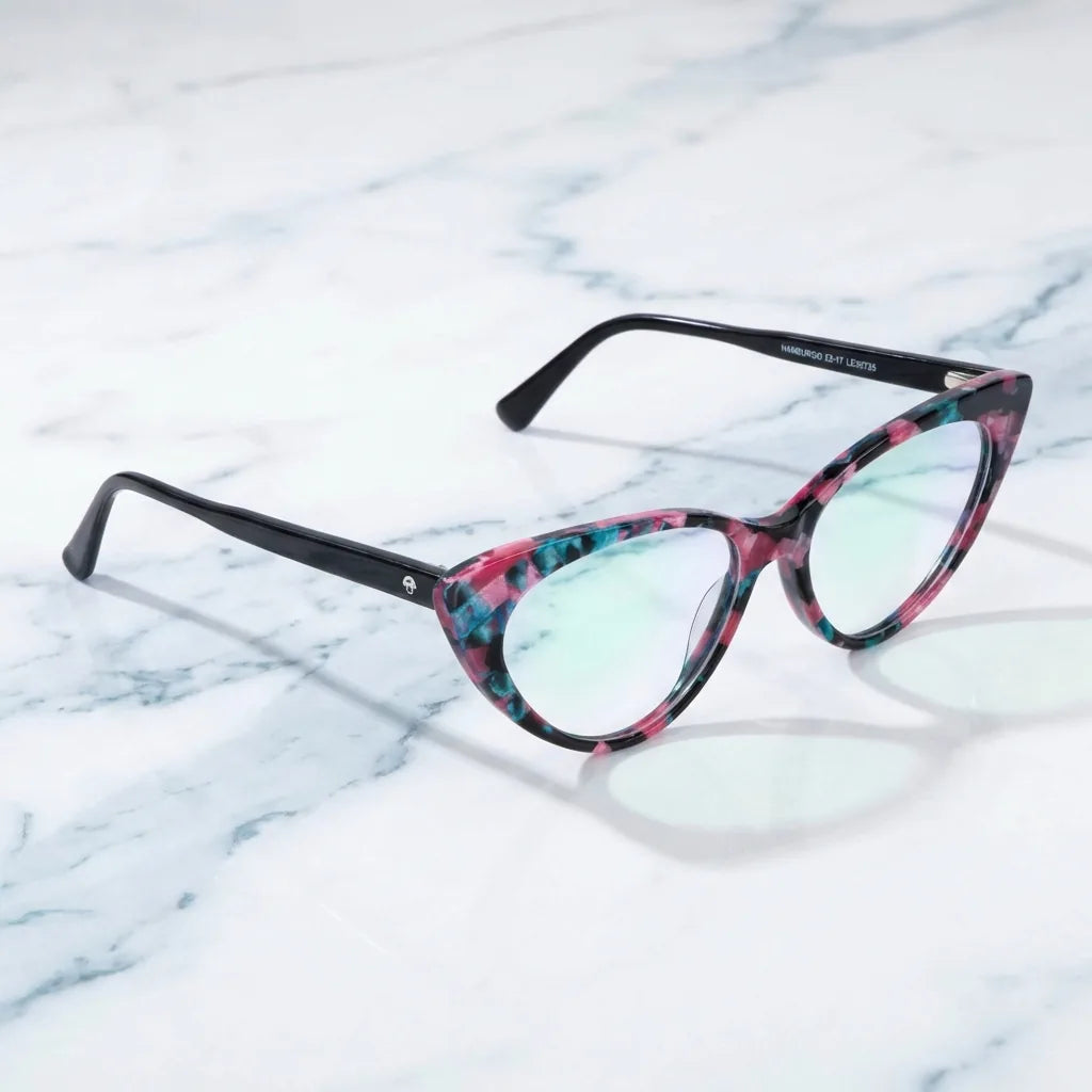 Lenses optical hamburgo red women in bicicleta vintage café urbano bonoboss #editorial_lifestyle3 #color_rojo