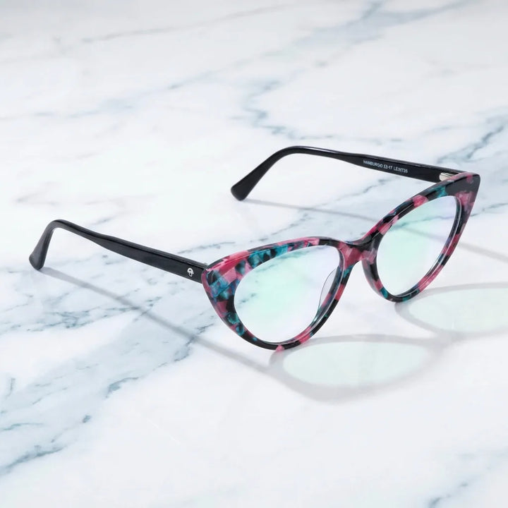 Lenses optical hamburgo red women in bicicleta vintage café urbano bonoboss #editorial_lifestyle3 #color_rojo