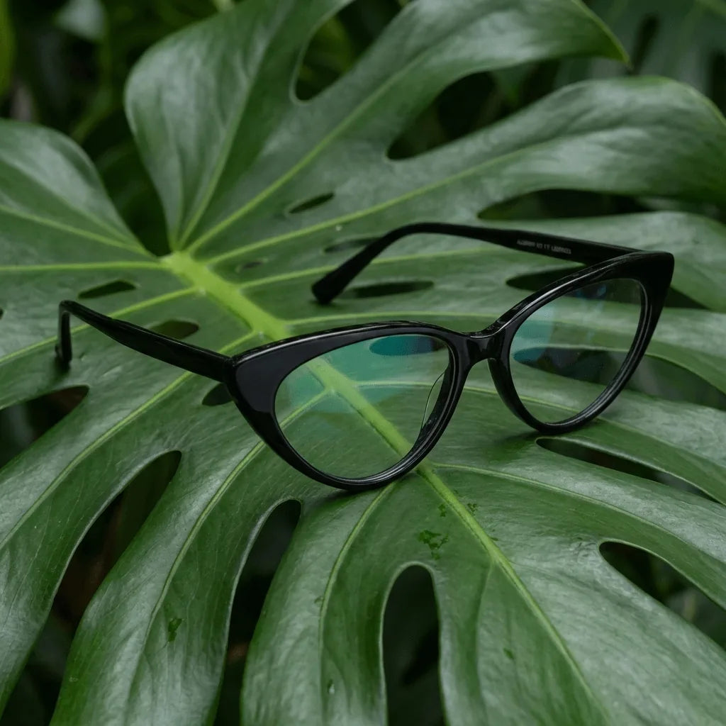 Lenses optical hamburgo black entre hojas botánicas naturales diseño sustainable bonoboss #editorial_sustentabilidad #color_negro