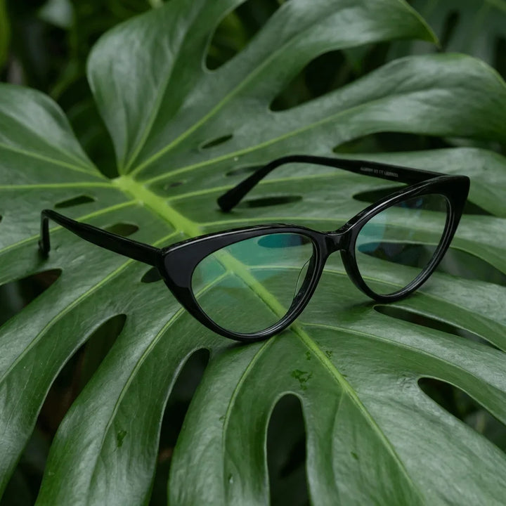 Lenses optical hamburgo black entre hojas botánicas naturales diseño sustainable bonoboss #editorial_sustentabilidad #color_negro