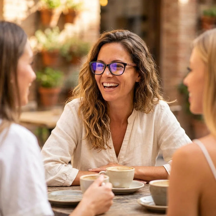 Lenses optical hanga roa black women in café with amigas ambiente social bonoboss #editorial_lifestyle1 #color_negro