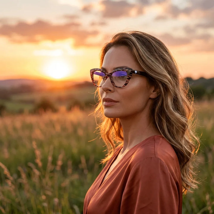 Lenses optical helsinki mosai women in café with amigas ambiente social bonoboss #editorial_lifestyle1 #color_mosai
