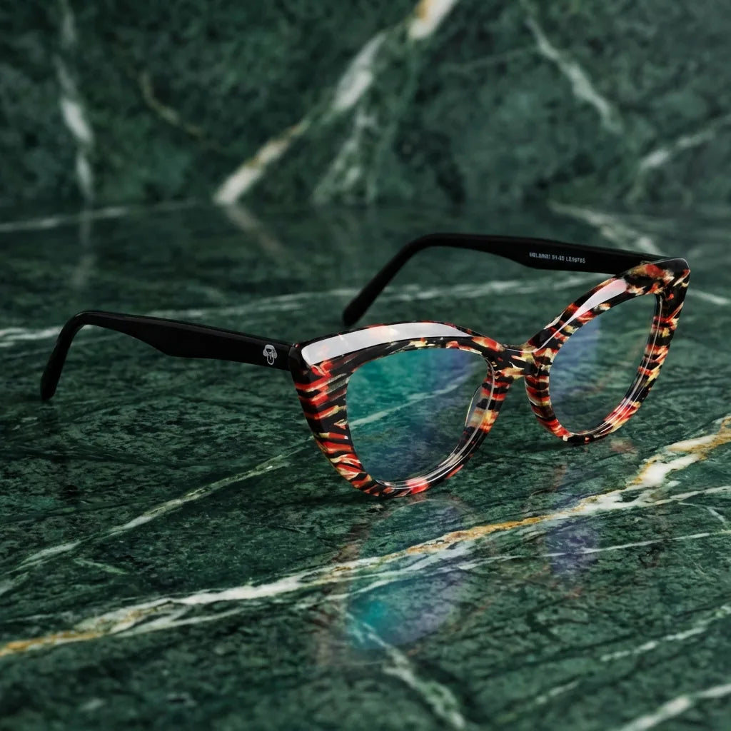 Lenses optical helsinki red women in bicicleta vintage café urbano bonoboss #editorial_lifestyle3 #color_rojo