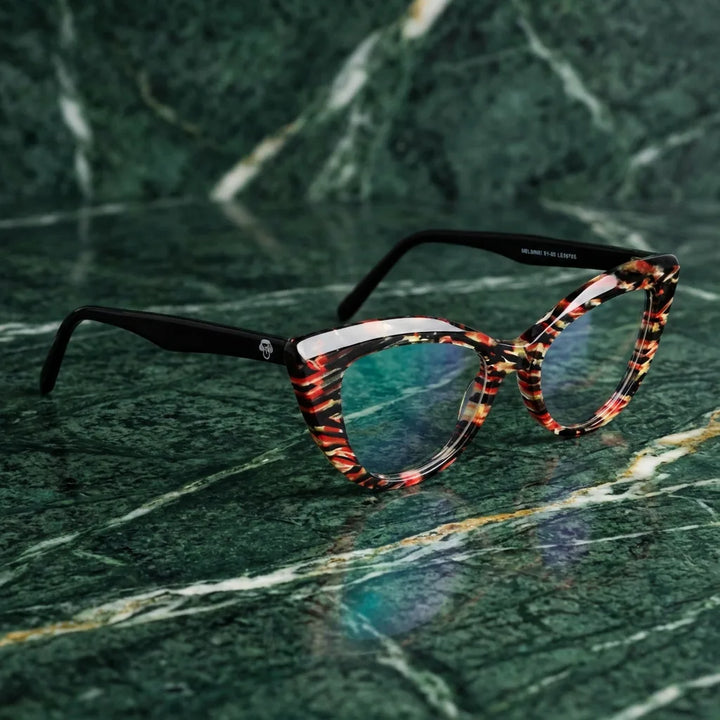 Lenses optical helsinki red women in bicicleta vintage café urbano bonoboss #editorial_lifestyle3 #color_rojo