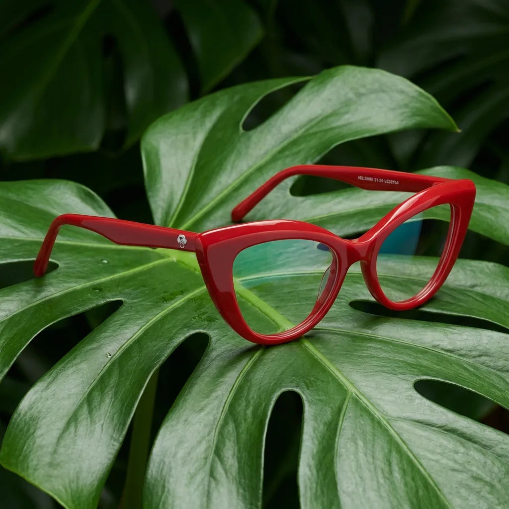 Lenses optical helsinki red entre hojas botánicas naturales diseño sustainable bonoboss #editorial_sustentabilidad #color_rojo