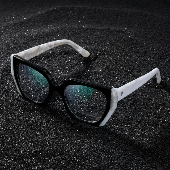 Lenses optical kai kai black sobre arena volcánica texturizada diseño sustainable bonoboss #editorial_sustentabilidad #color_negro